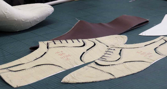 MAKING TRAINING SHOE PATTERNS - Leather Goods and Footwear